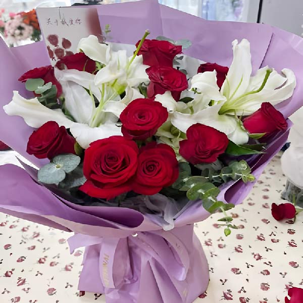 33朵红玫瑰2支百合,承诺一生守护(实拍照)
