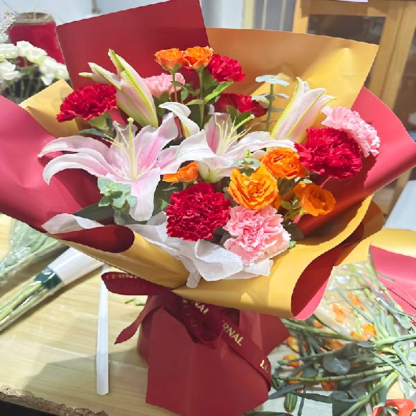 8朵康乃馨红玫瑰百合,收获满满的爱(实拍照)