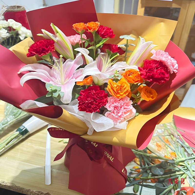 8朵康乃馨红玫瑰百合,收获满满的爱(实拍照)