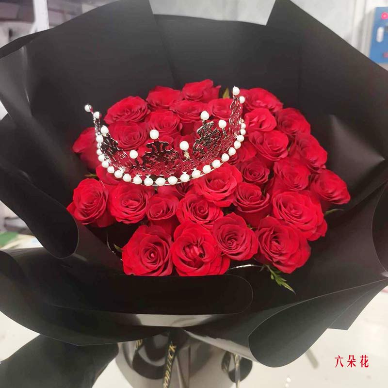 33朵红玫瑰皇冠,爱情甜蜜长久(实拍照)