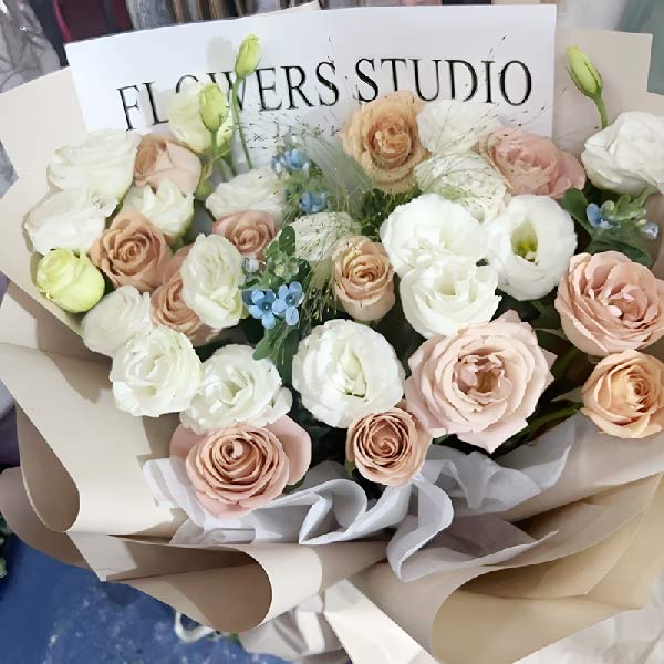 11朵卡布奇诺玫瑰2朵白玫瑰,爱的幸福海洋(实拍照)