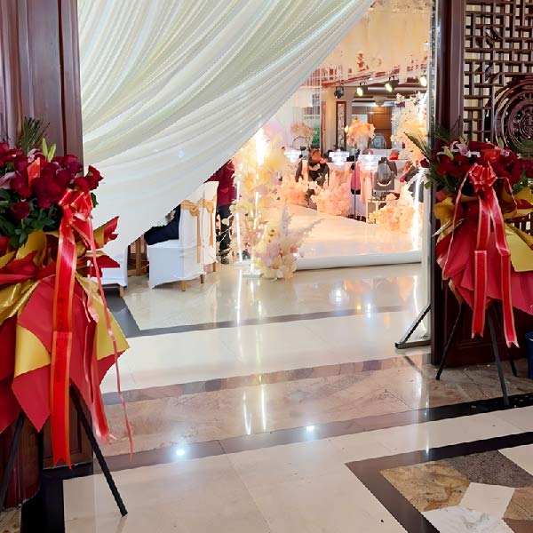 26朵红玫瑰三脚架花篮,财运亨通(实拍照)