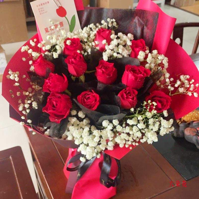 12朵红玫瑰,一生的美好和幸福(实拍照)