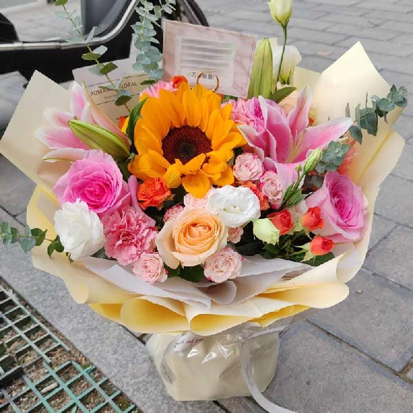 5朵玫瑰百合向日葵,最美成长足迹(实拍照)