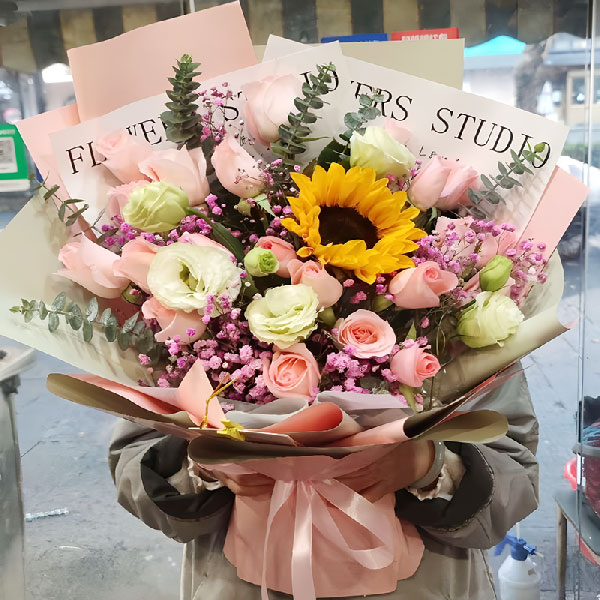 18朵粉玫瑰1朵向日葵,花之美爱之深(实拍照)