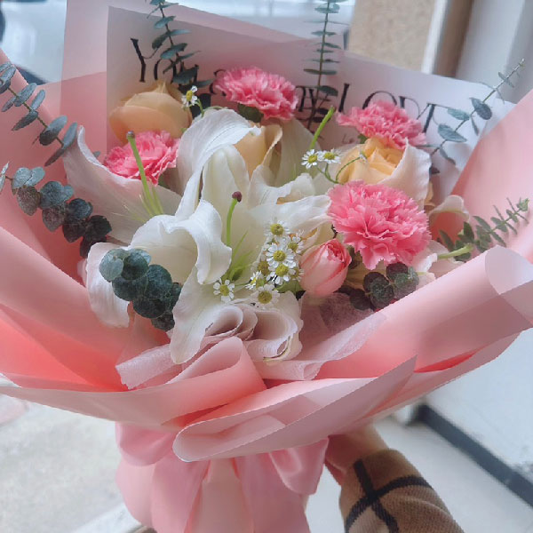 5朵玫瑰康乃馨百合,享受快乐时光(实拍照)