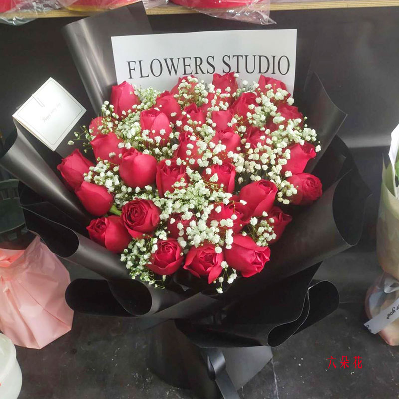 33朵红玫瑰满天星丰满,余生相伴永远(实拍照)