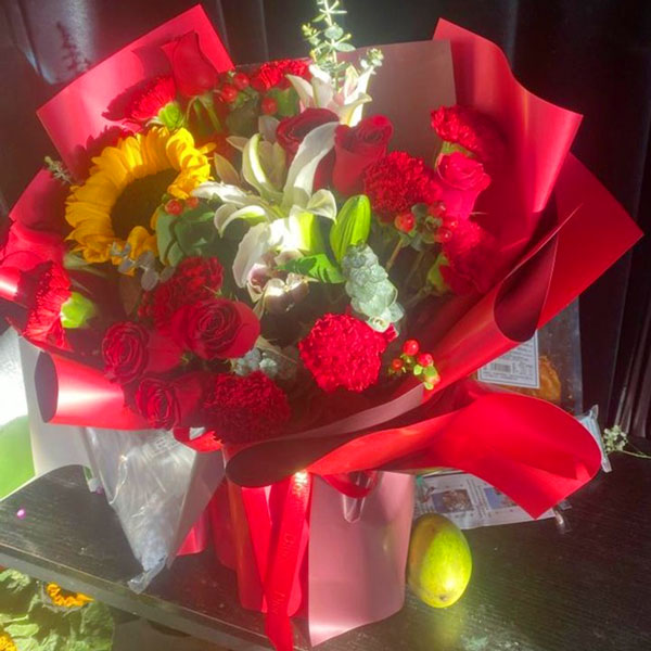 11朵康乃馨9朵红玫瑰,温暖的关怀(实拍照)