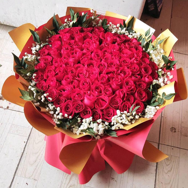 99朵红玫瑰周围黄英,爱与你同行(实拍照)