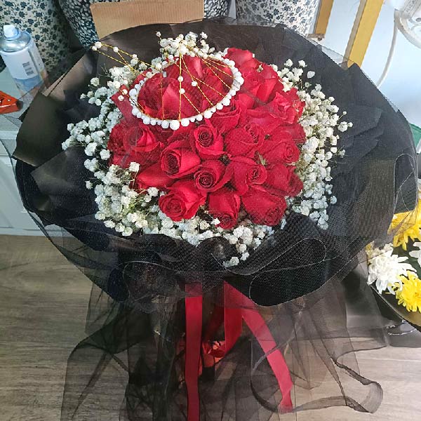 33朵红玫瑰满天星丰满,爱你是最美的(实拍照)