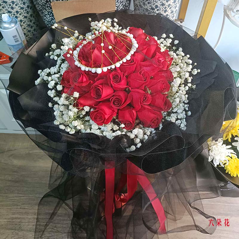 33朵红玫瑰满天星丰满,爱你是最美的(实拍照)