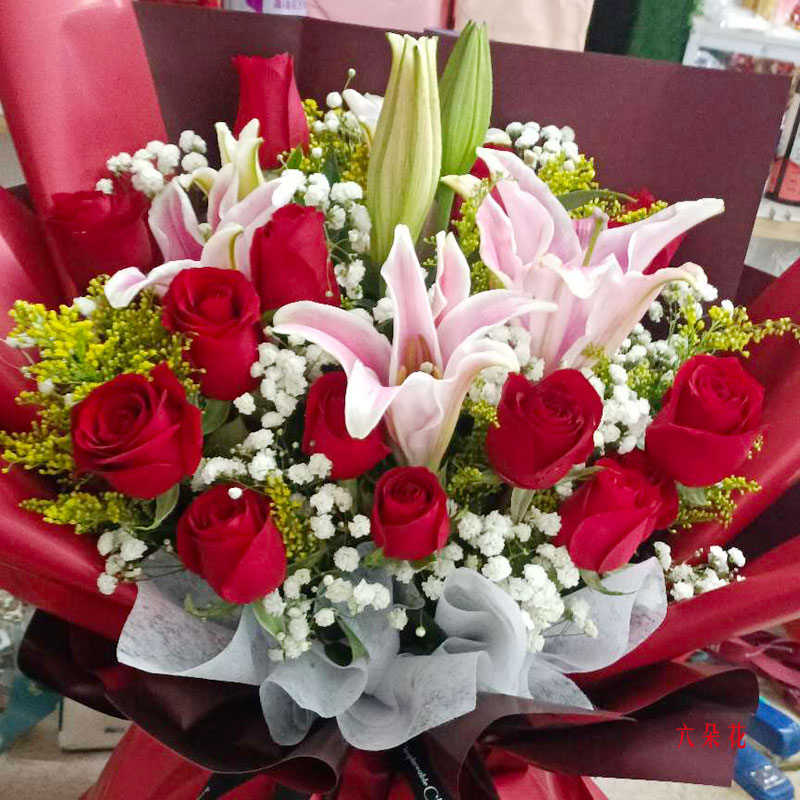 16朵红玫瑰2支百合,走进你的心灵(实拍照)