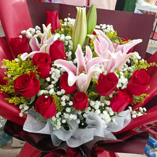 16朵红玫瑰2支百合,走进你的心灵(实拍照)