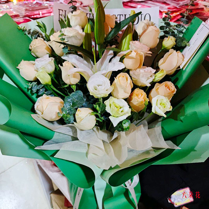 15朵香槟玫瑰1支百合,最美心动瞬间(实拍照)