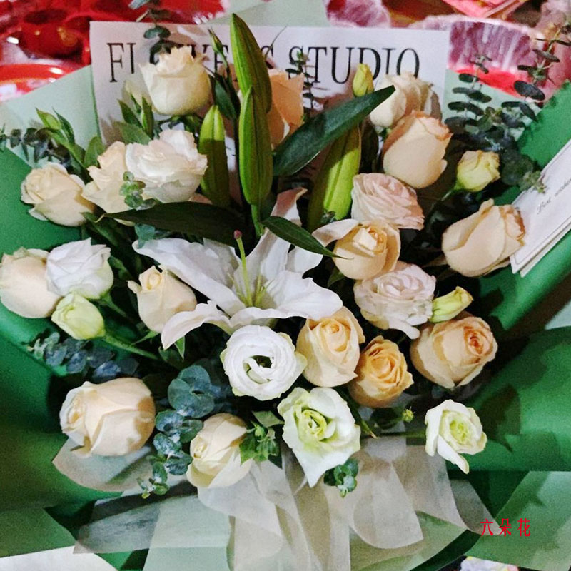 15朵香槟玫瑰1支百合,最美心动瞬间(实拍照)