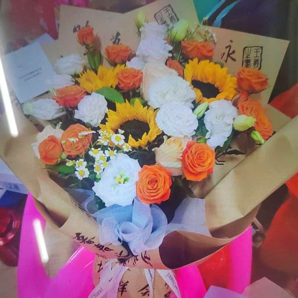 3朵香槟玫瑰3朵向日葵,未来熠熠生辉(实拍照)