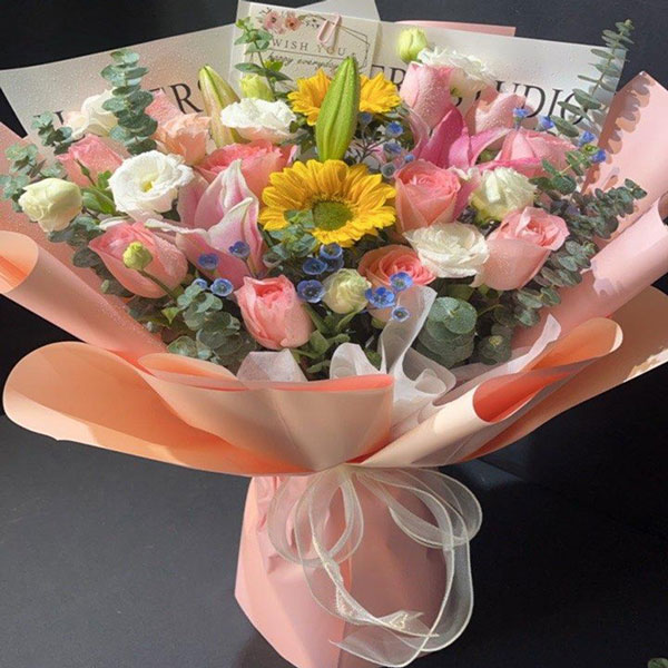 11朵粉玫瑰2朵向日葵百合,微笑充满阳光(实拍照)