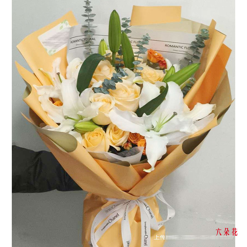 9朵香槟玫瑰2支百合,温暖你的余生(实拍照)