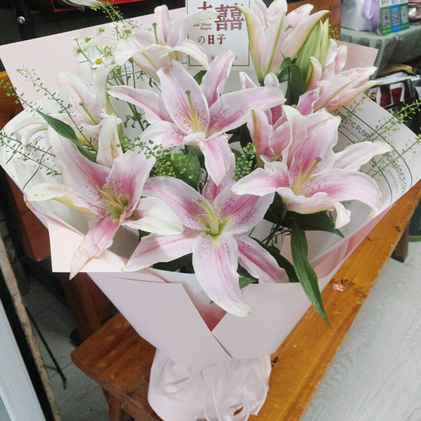 9支香水百合,愿恩恩爱爱(实拍照)