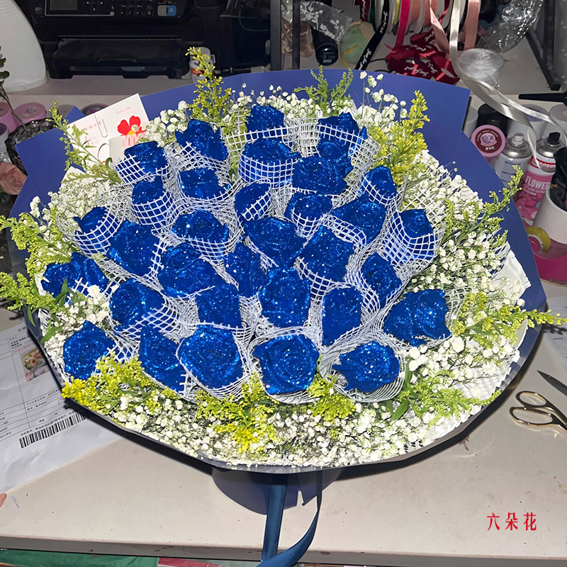 33朵蓝玫瑰,醉人的爱(实拍照)