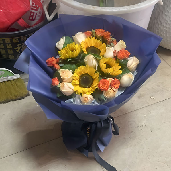 12朵香槟玫瑰4朵向日葵,人生闪耀不息(实拍照)