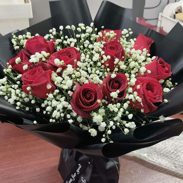 11朵红玫瑰满天星丰满,我的爱走向你(实拍照)