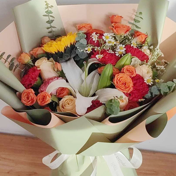 5朵香槟玫瑰向日葵康乃馨,平安喜乐相伴(实拍照)