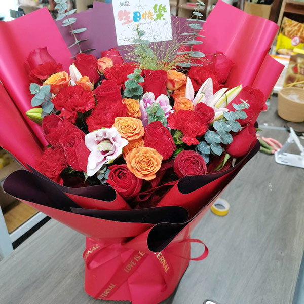 16朵红玫瑰康乃馨百合,绽放幸福旋律(实拍照)