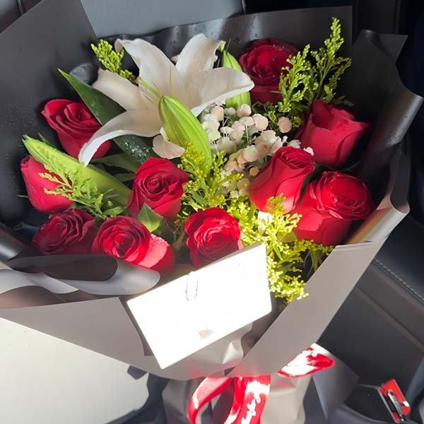 11朵红玫瑰百合,一千遍我爱你(实拍照)