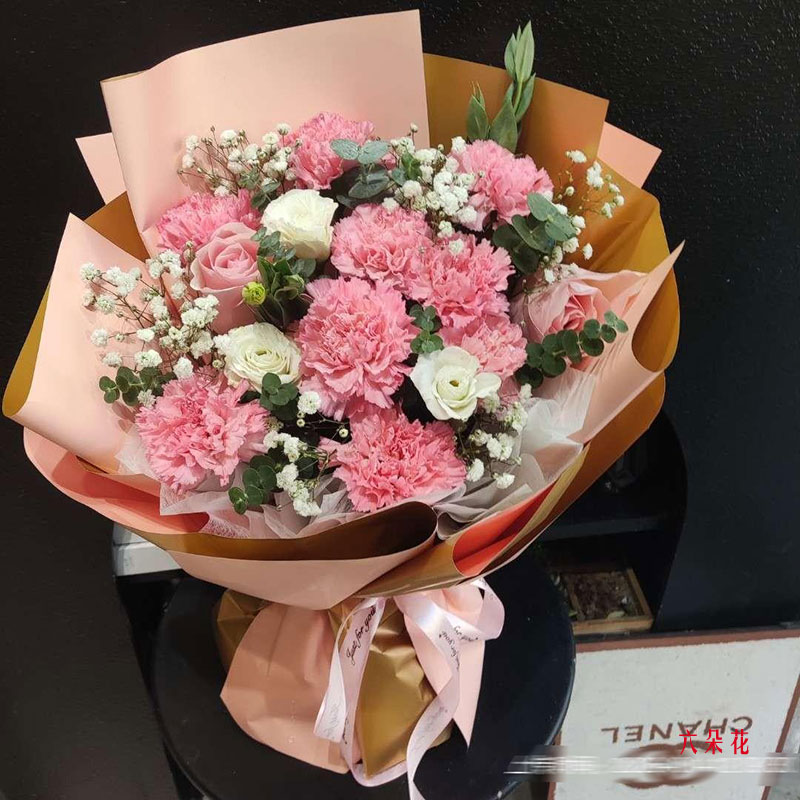 9朵粉色康乃馨2朵戴安娜粉玫瑰,闪耀自己光芒(实拍照)