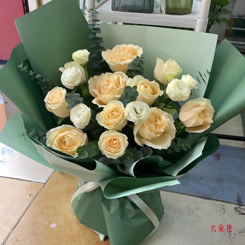 11朵香槟玫瑰桔梗,将你用心铭记(实拍照)