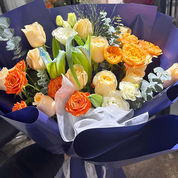 12朵香槟玫瑰1支碎冰蓝百合,你是炽热光彩(实拍照)