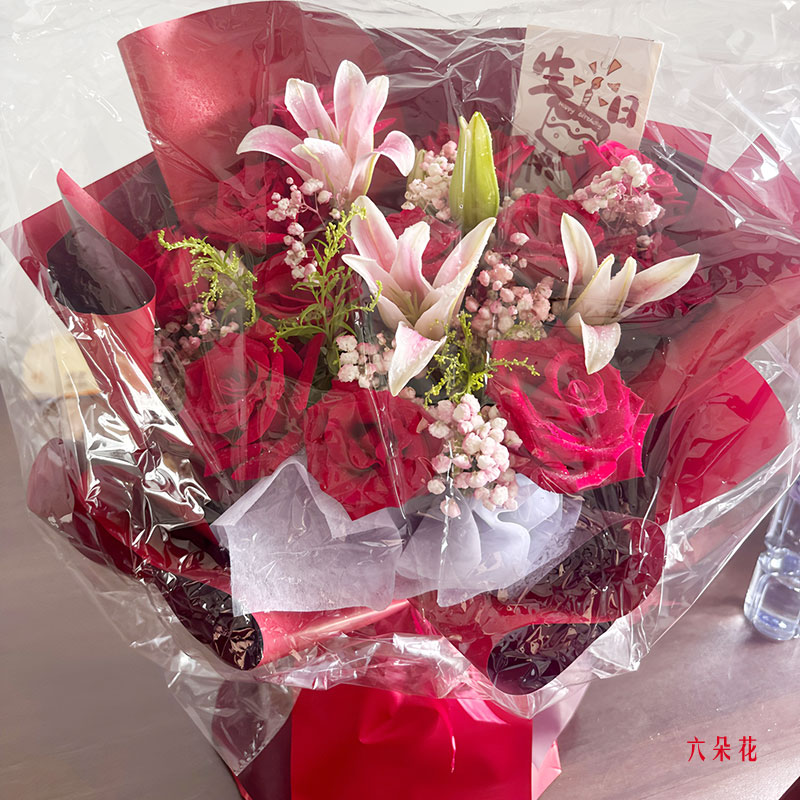 12朵红玫瑰2支百合,梦里有我有爱(实拍照)