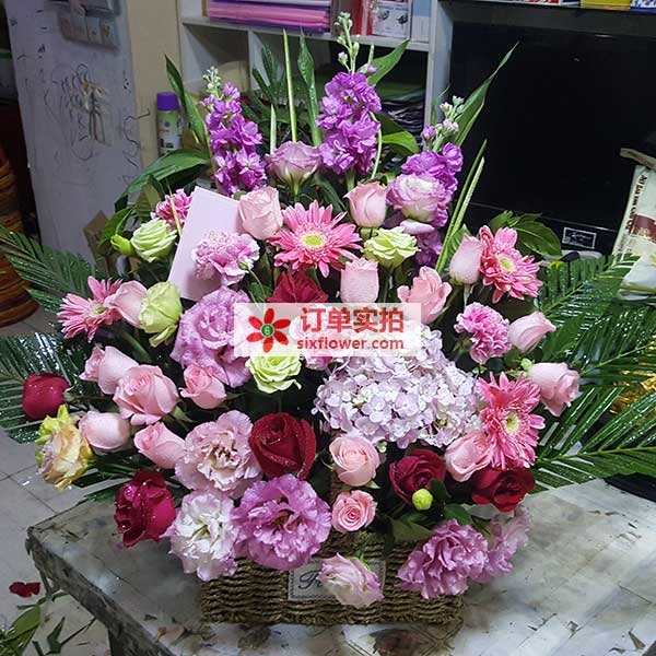 送六盘水钟山区大润发停车场入口右手边,…的鲜花实拍图