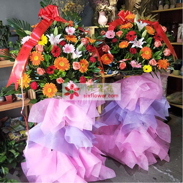 送库尔勒市香梨大道的鲜花实拍图