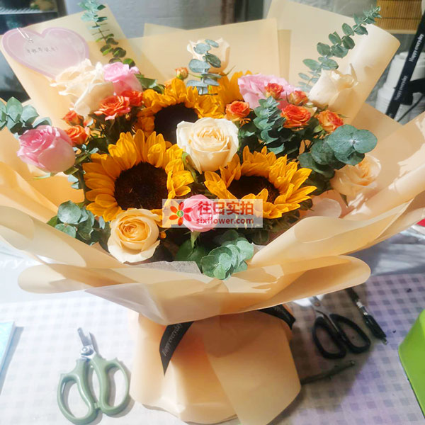 送乌鲁木齐新市区龙庭华清园13号楼的鲜花实拍图