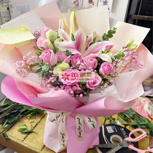 送桂林象山区924医院后门的鲜花实拍图