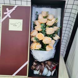 上海市静安区新丰路附近花店送花实拍(20朵香槟玫瑰礼盒，爱情美满幸福)