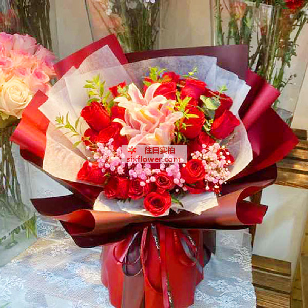 送张家界大成山水对面云顶会附近的鲜花实拍图