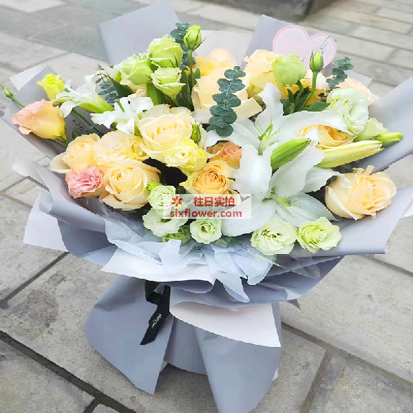 送泸水市六库镇交通小区6栋的鲜花实拍图