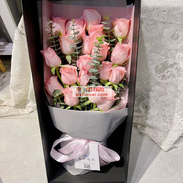 ������в��н���Ϲ㳡������У�����ʻ�ʵ��ͼ