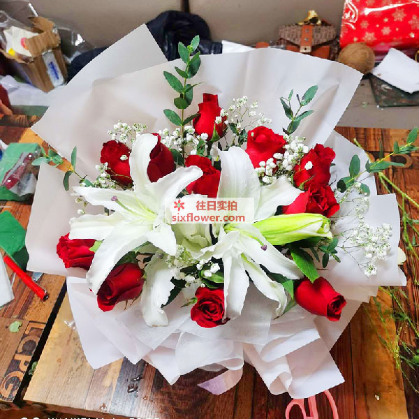 送扶沟县桐丘南路与雕亭路交叉口东200米路南仟那酒店的鲜花实拍图