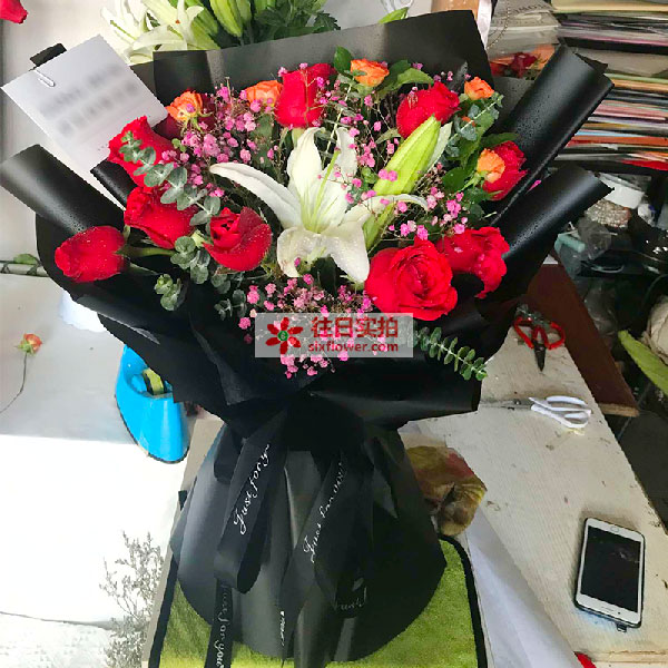 送郑州中原区汝河路和昌澜景8号楼的鲜花实拍图