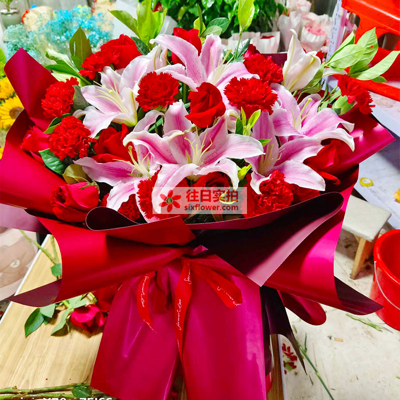 天津市滨海新区胡家园街道附近花店送花实拍(11朵红色康乃馨红玫瑰百合，懂得爱)