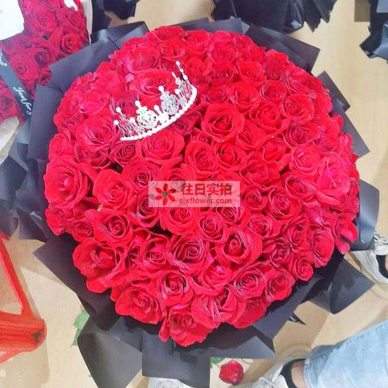 嘉兴市桐乡市凤鸣街道附近花店送花实拍(99朵红玫瑰皇冠，让我们永远在一起)
