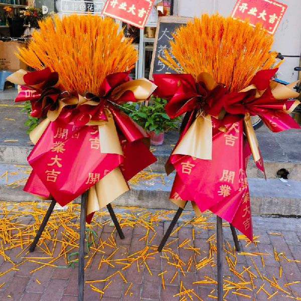送洛南县花石浪大院门内的鲜花实拍图