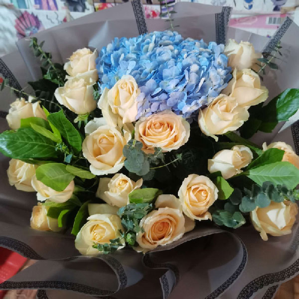 送娄底市新化县S312新化县思源实验学校东侧的鲜花实拍图