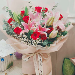 郫县万达附近花店送花实拍(11朵红玫瑰百合，全世界里只有一个你)