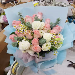香港九龙慈云山附近花店送花实拍(16朵红袖玫瑰，爱在彼此心中)