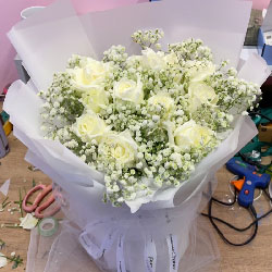 成都金堂县三星快乐附近花店送花实拍(11朵白玫瑰，心里总是都是你)